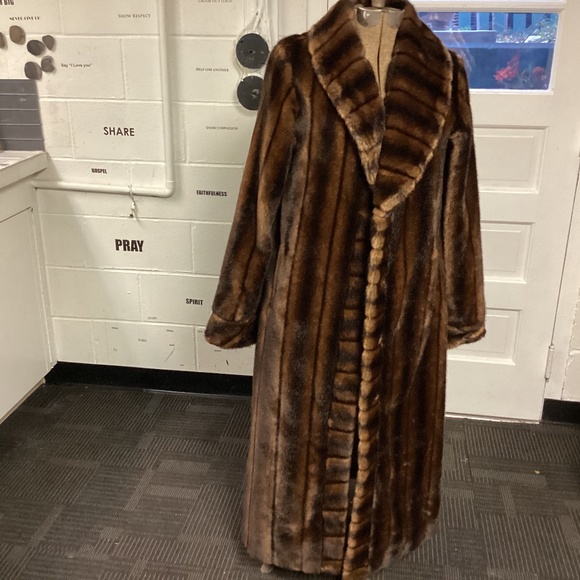Pamela McCoy faux fur Jackets & Blazers - Pamela McCoy  FAUX FUR FULL LENGTH COAT. STUNNING. LOOK 👀💕💕💕
